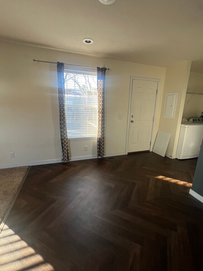 Building Photo - 934 9th St