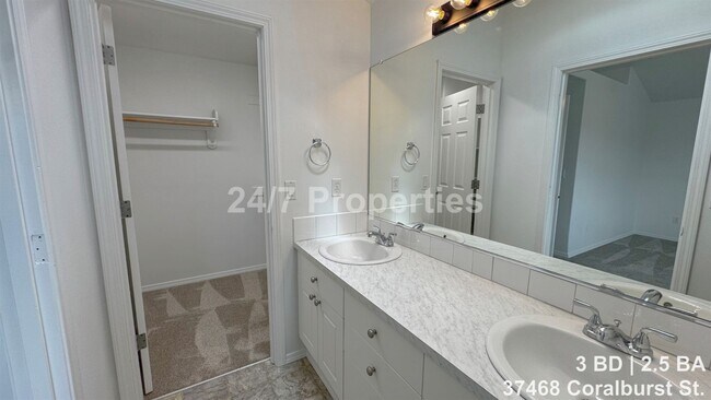 Building Photo - Remodeled 3 BD | 2.5 BA Home - Sandy