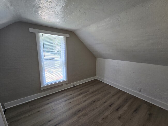 Building Photo - 740 W 11th St