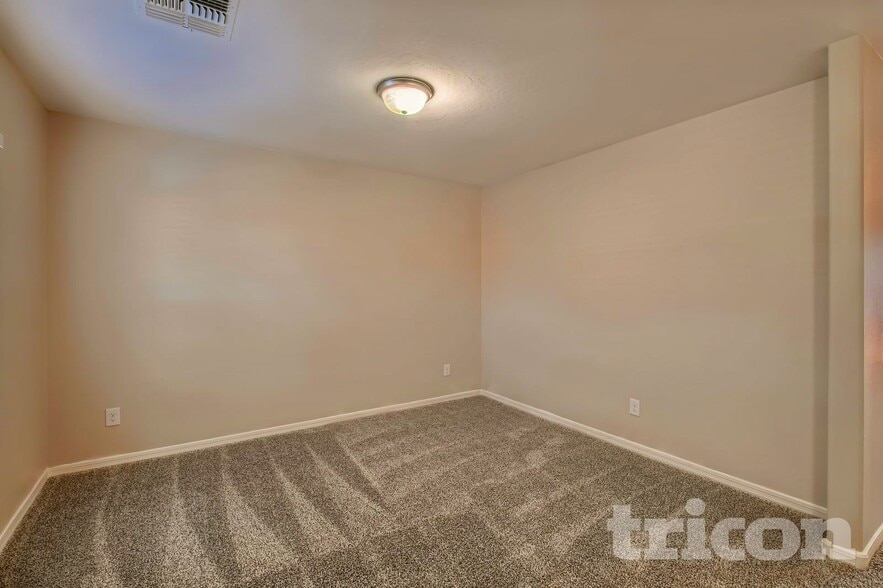 Building Photo - 227 W Watson Ct