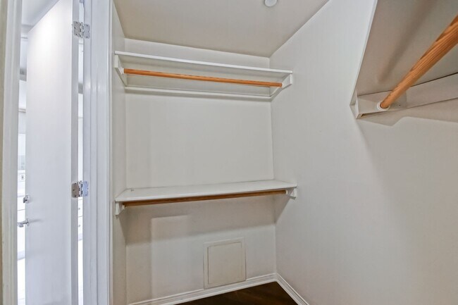 Building Photo - **Move in Special $1000 Off Third Months Rent** Remodeled Corner 3+2 Unit with Luxury Finishes Ne...