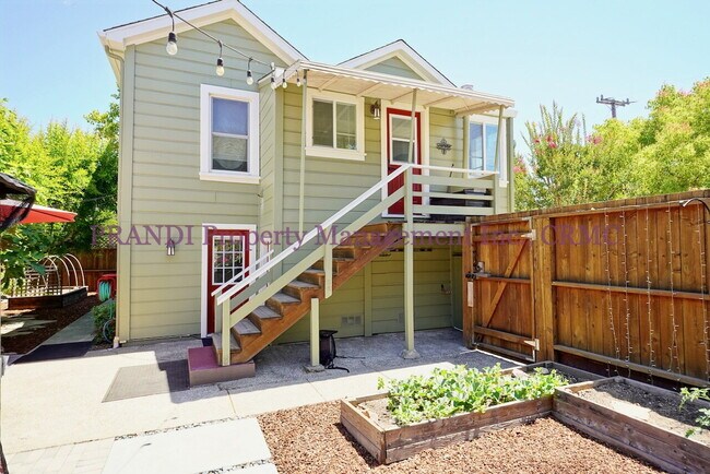Building Photo - Available now!  3 Bedroom Gerstle Park home