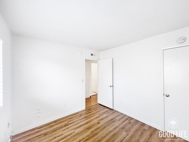 Building Photo - Stunning 3BD/2.5BA W/ Reserved Parking and Community Pool in Tierrasanta!