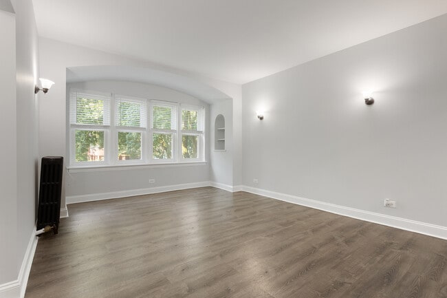 Building Photo - 1608 W Sherwin Ave