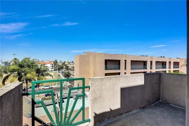 Building Photo - 450 E 4th St