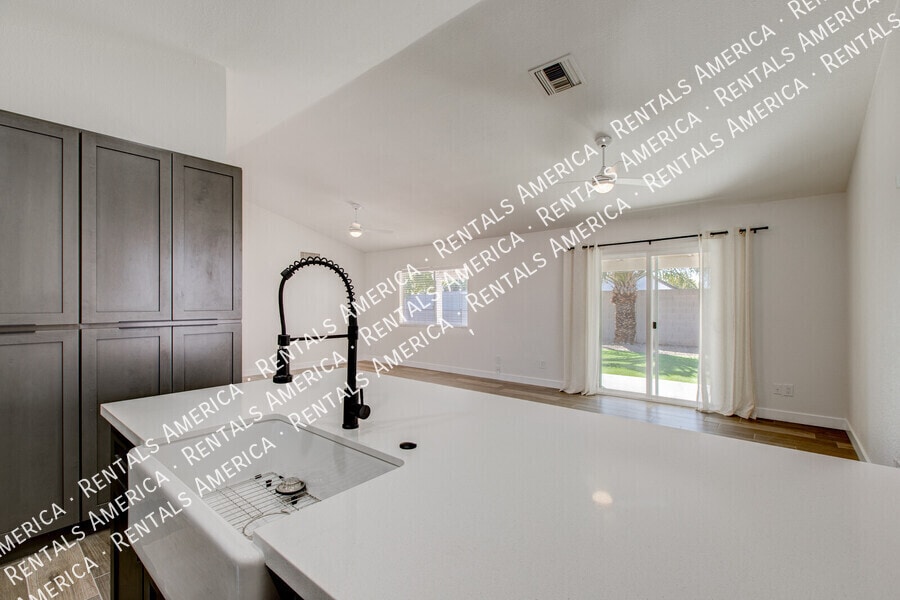 Building Photo - 819 W Ross Ave