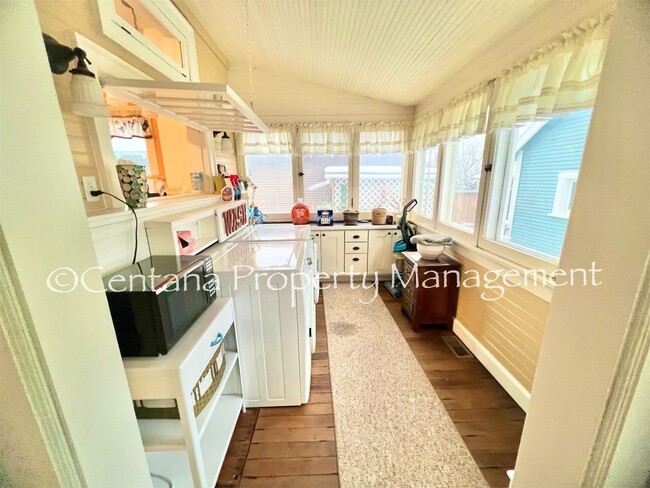 Building Photo - Fully furnished bungalow next to Bonanza F...