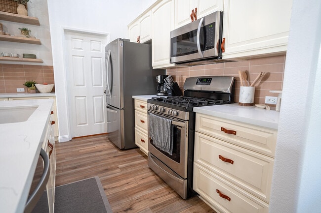 Building Photo - 45150 Birchcrest Cir