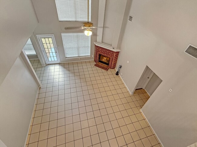 Building Photo - Charming 4-Bedroom Home