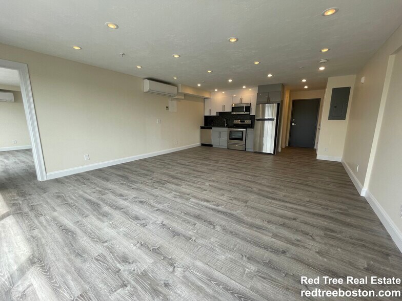 Building Photo - 1028 Commonwealth Ave