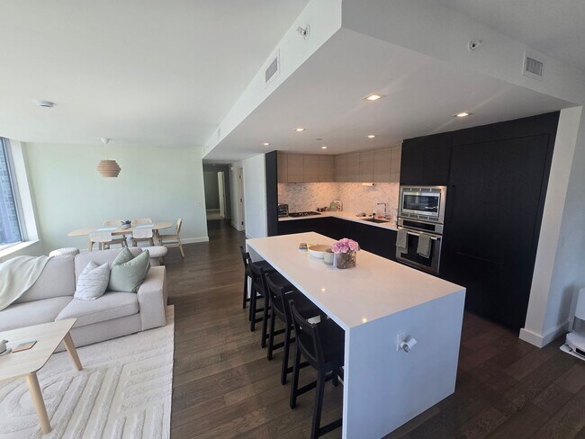 Building Photo - Savina by Bosa - Built 2020 - Bay & Downtown Views - 2 Parking Spots