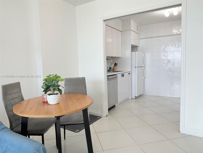 Building Photo - 100 Bayview Dr