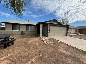 Building Photo - READY TO VIEW NOW! Spacious 3 Bed 1 Bath Home in Phoenix with all New Windows
