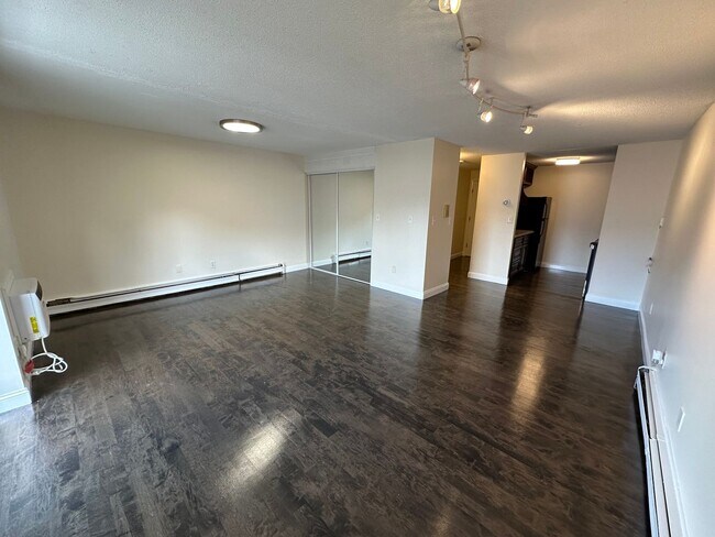 Building Photo - Large Studio - Balcony - Pool - Close to T