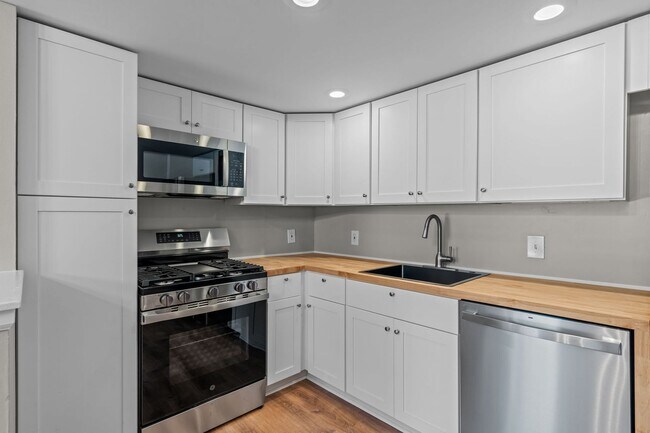 Building Photo - Fully Renovated 2BR in Historic Soulard | In-Unit Laundry | Off-Street Parking
