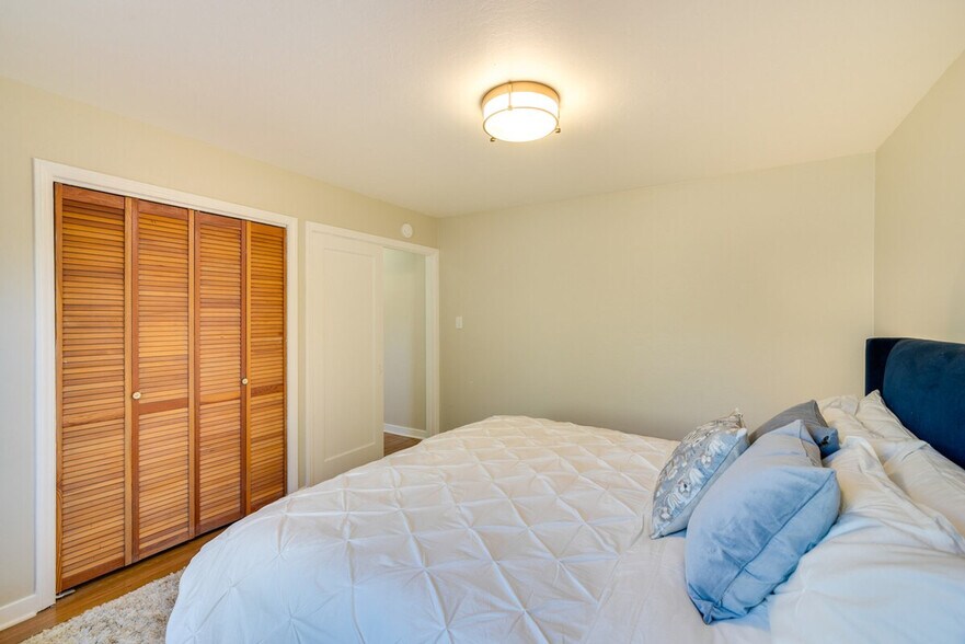 Building Photo - 1995 Creek Dr