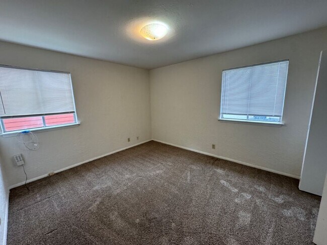 Building Photo - 4-bedroom garage conversion, cute and clea...