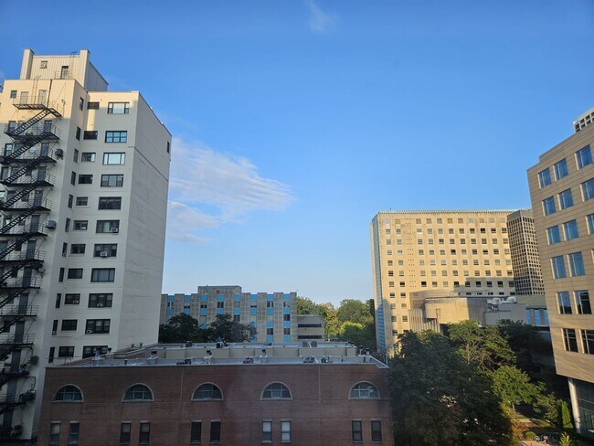 Building Photo - 2909 N Sheridan Rd