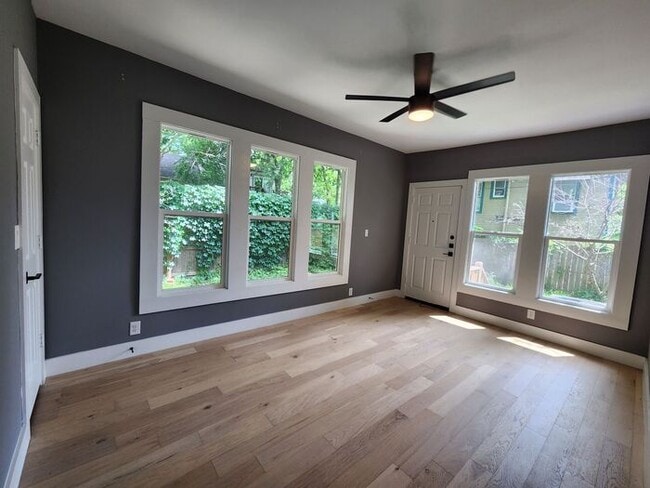 Building Photo - 2BR/1BA Remodeled Duplex w/ In-Unit W/D in Oak Cliff