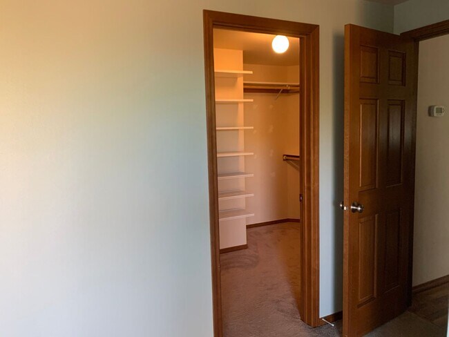 Building Photo - 4 Bedroom 2 Bathroom Rambler with Garage a...
