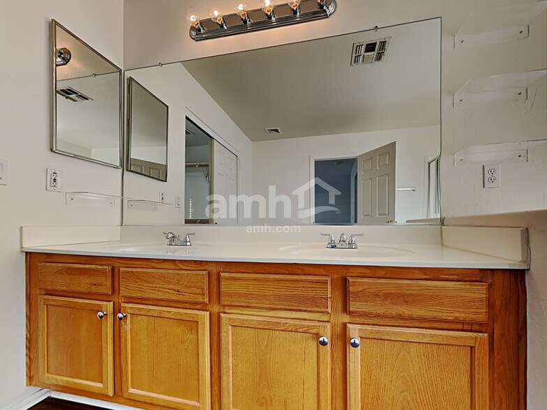 Building Photo - 6656 E Virginia St