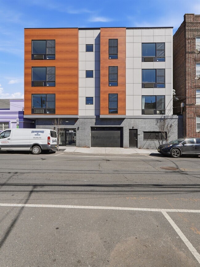 Building Photo - 304 61st St