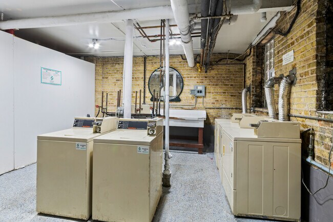 Building Photo - 7379 N Damen Ave