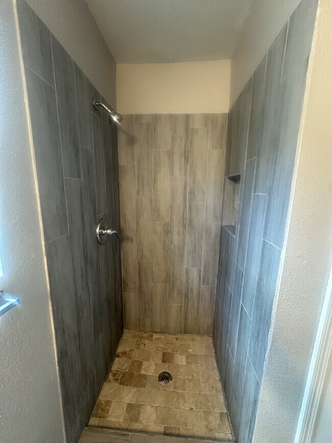 Building Photo - 2 Bedroom 1 bath apartment