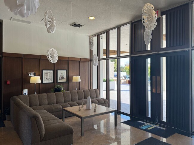 Building Photo - Luxury 2 Bedroom Condo Available at Regency House in Central Phoenix!