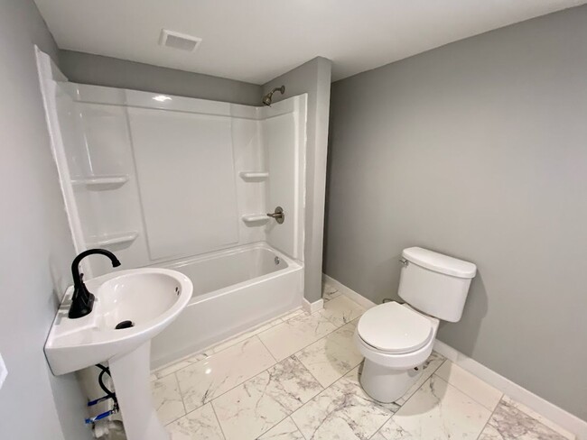 Building Photo - Fully Updated 2-Bedroom 1-Bathroom House i...