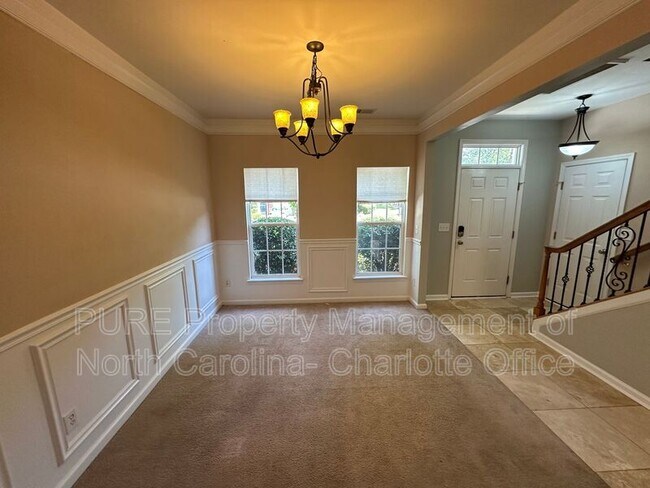 Building Photo - 6033 Queens Walk Ct