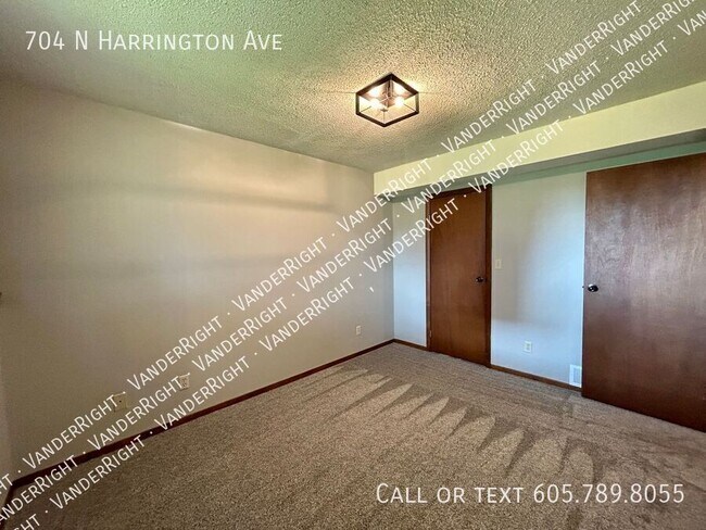 Building Photo - 704 N Harrington Ave