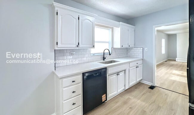 Building Photo - 907 S Cedar Ave