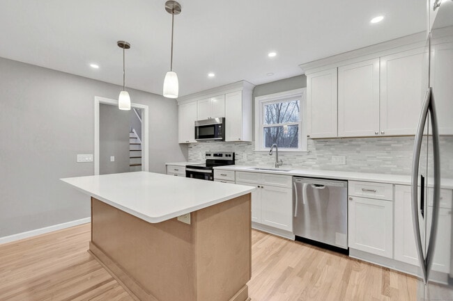 Building Photo - 19 Good Hill Rd