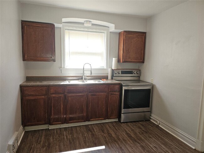 Building Photo - 5856 Hampton Ave