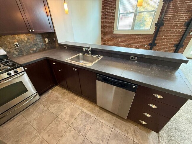 Building Photo - 160 Liberty St NE