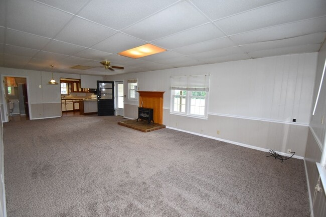 Building Photo - 2 Bedroom Home For Rent in The County!