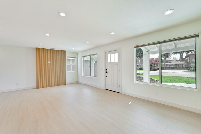 Building Photo - 2051 Randolph Dr