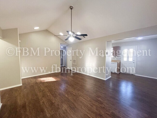Building Photo - 701-703 Hillcrest Ct
