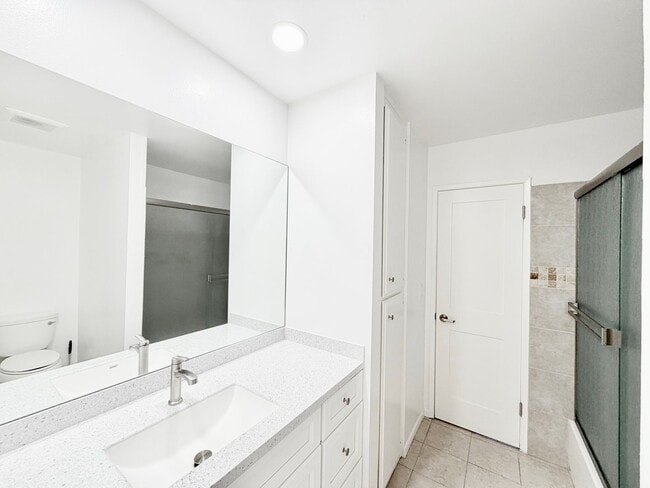 Building Photo - Beautifully Updated 4-Bedroom, 2-Bathroom Home in a Prime Location