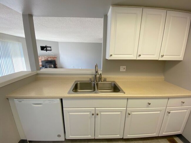 Building Photo - 3 Bedroom Townhouse North Reno - 2 Car Att...