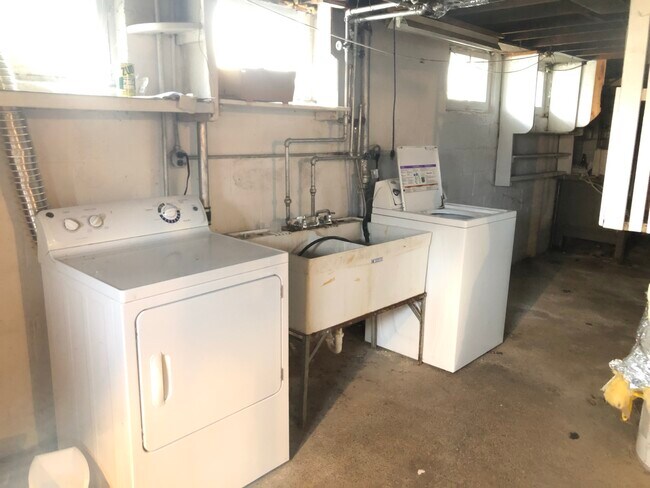 Lower Unit Laundry - 1962 S 92nd St