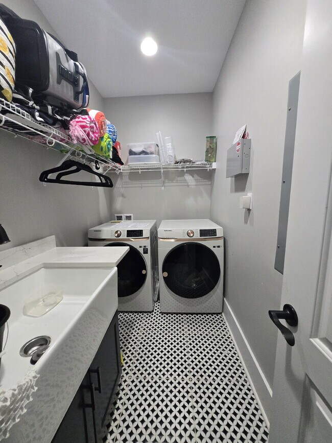 Building Photo - Amazing House In Windstone Available For Prelease