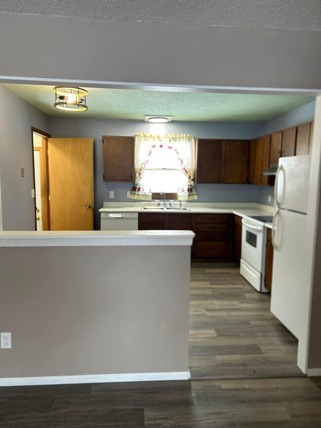 Building Photo - 233 N Fanelle Ave