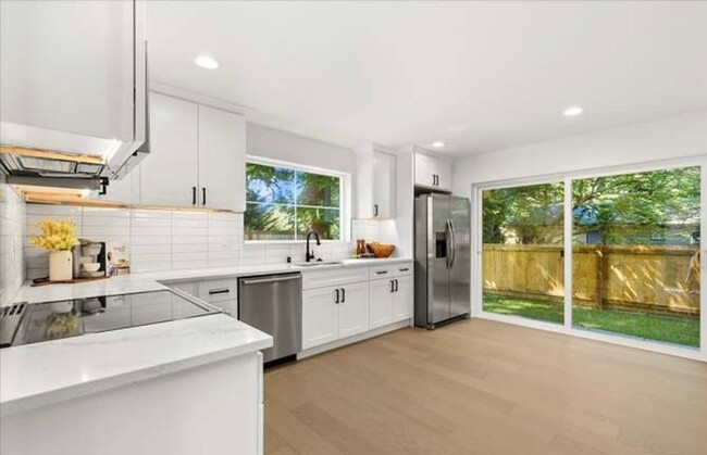 Building Photo - Maple Leaf 2-Bedroom Plus Office