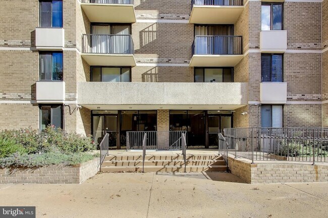 Building Photo - 4 Monroe St