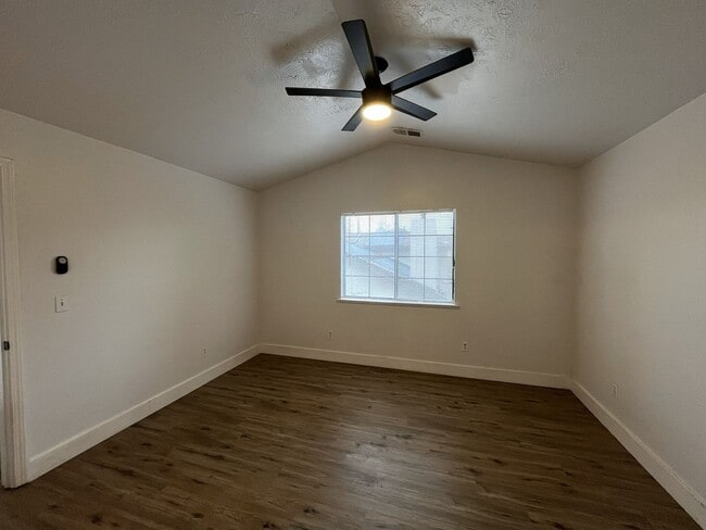 Building Photo - 3 bedroom, 2.5 bathroom home in the heart of Elk Grove