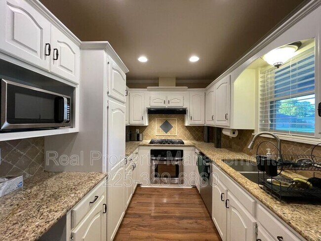 Building Photo - 9536 Bermuda Ave