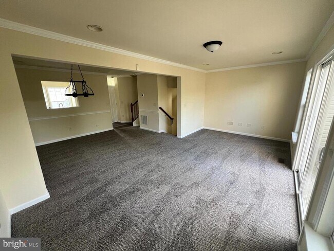 Building Photo - 705 PRENTISS Pky