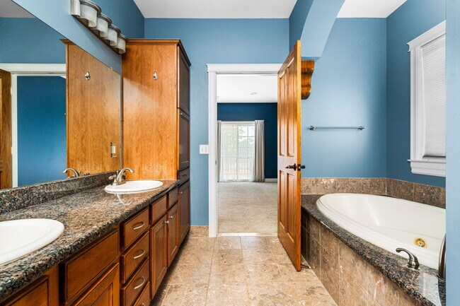 Building Photo - 950 Marshall Lakes Dr